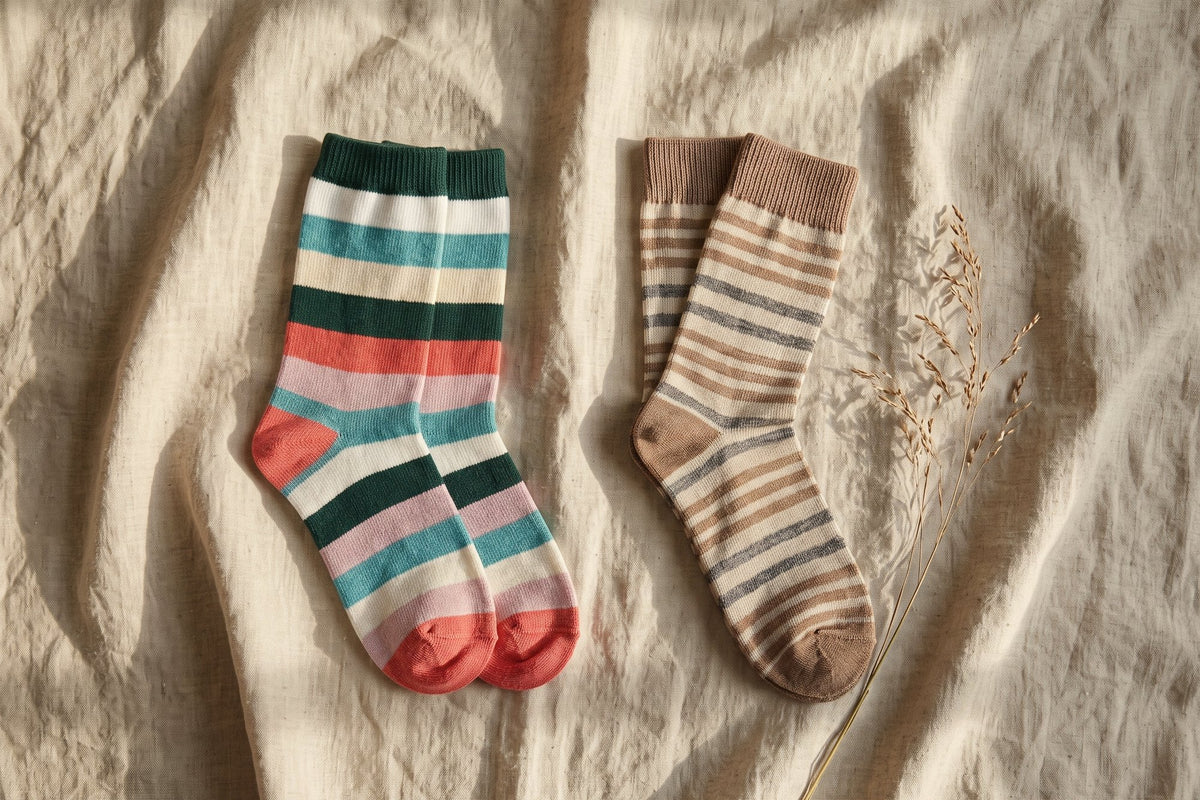 Calcetines de rayas de colores y calcetines altos de rayas de lana y cashmere sobre un lino color avena